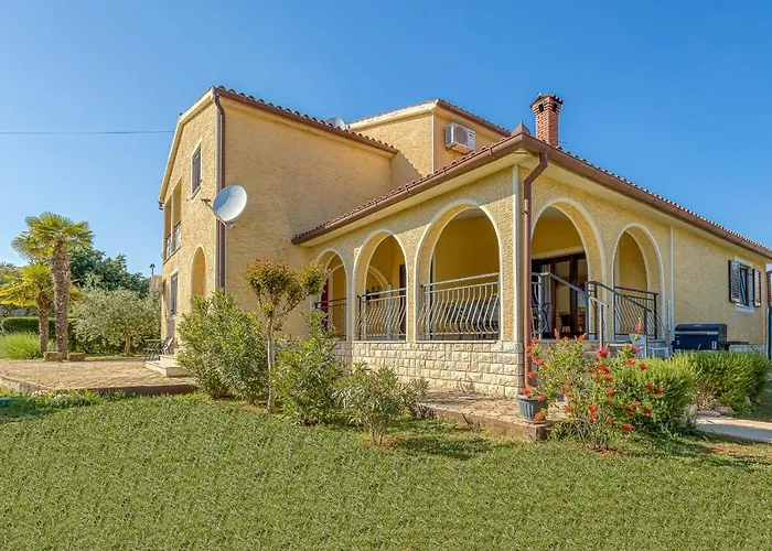 Apartment Josipa With Whirlpool Porec